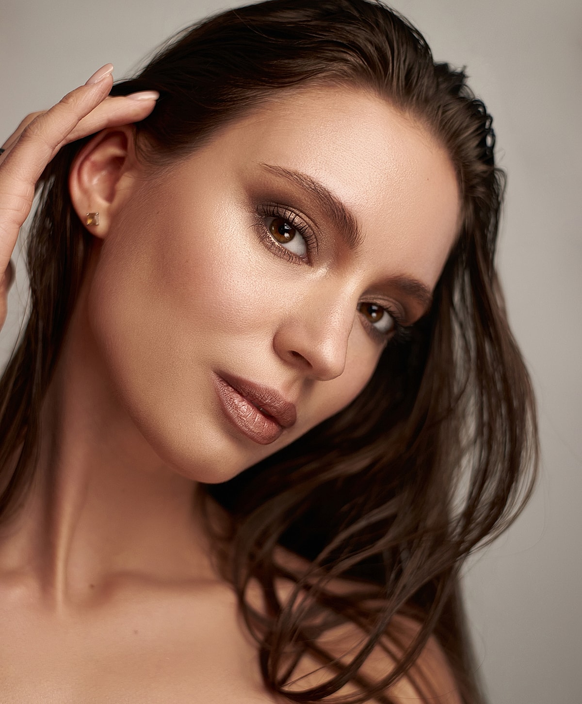 Woman with elegant makeup and long hair.